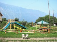 На кордоне Беле Алтайского заповедника  жители своими силами построили детскую площадку