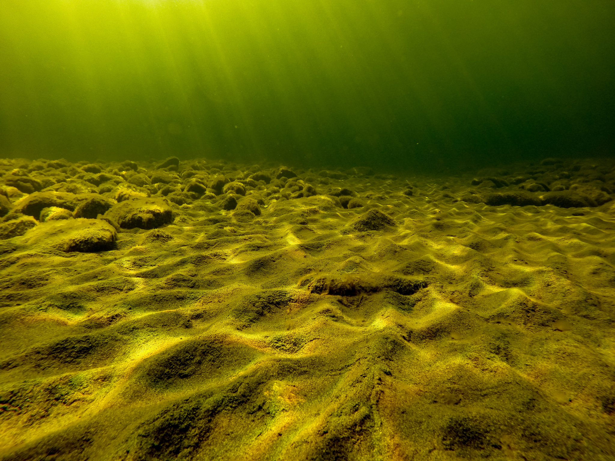 под водой реки
