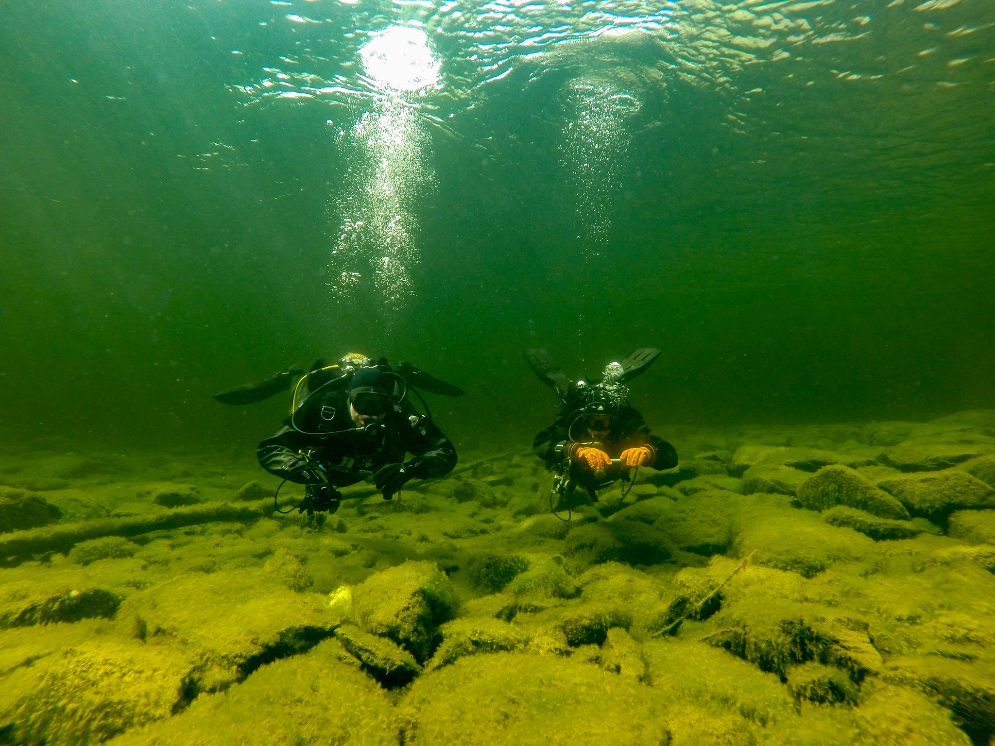 Под водой реки