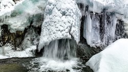 Водопад Корбу «проснулся» в середине зимы