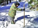 Кислицын И.П. на стационаре у Яйлю замеряет глубину снега. Фото В.А. Яковлев