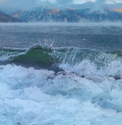 Ледяной прибой на Телецком озере