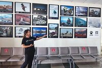 В аэропорту Горно-Алтайска представлены фотографии участников экспедиций «По следам снежного барса»
