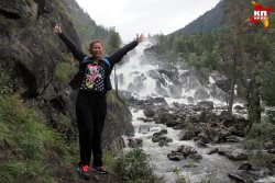 Журналист «Комсомолки» испытала на себе прелести и сложности экомаршрута на водоскат Учар.