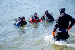 Управляющий Горноалтайской епархией совершил погружение в Телецкое озеро