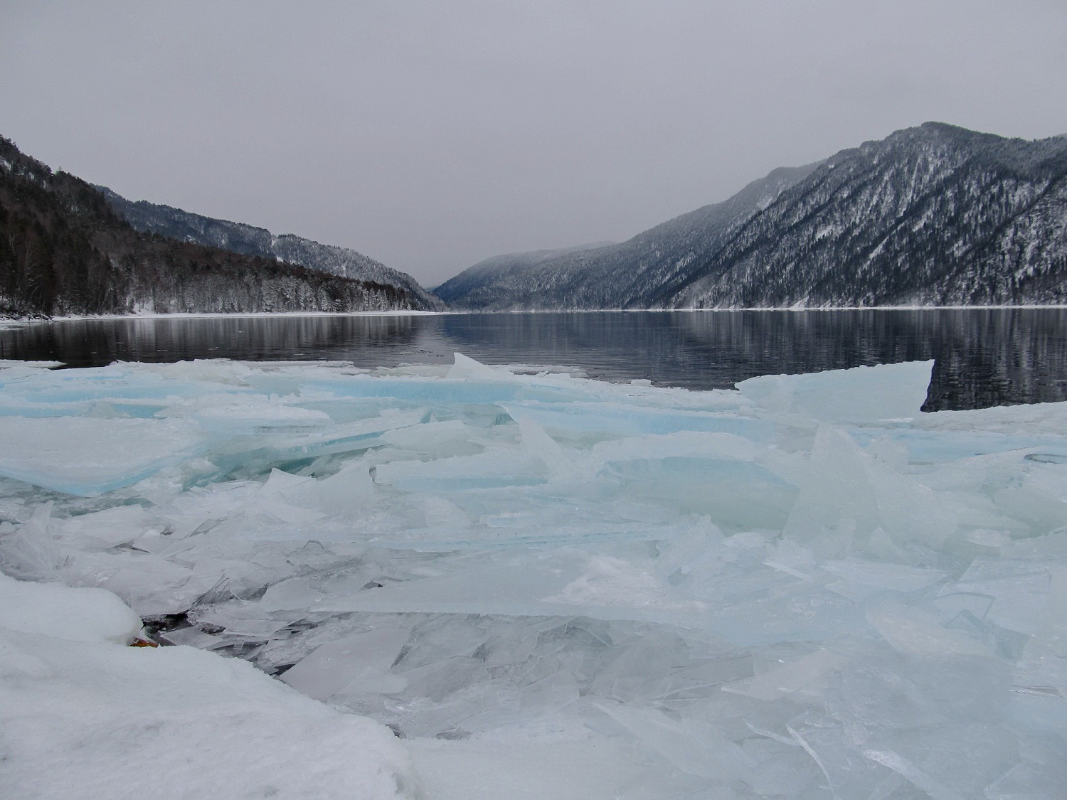 Замерзают ли озера. Телецкое озеро Алтай. Зимний Алтай Телецкое озеро. Замерзшее Телецкое озеро. Телецкое озеро лед.